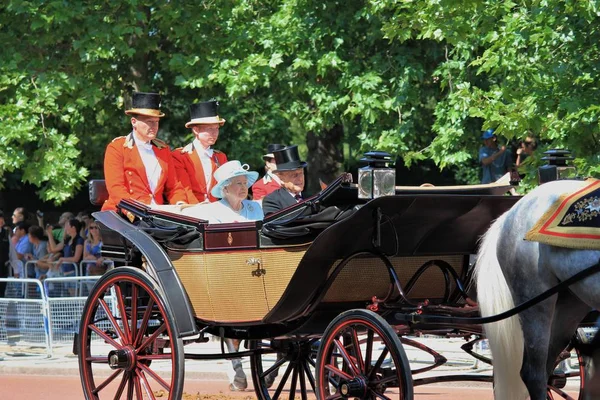 Βασίλισσα Ελίζαμπεθ και πρίγκιπας Φίλιπ, Λονδίνο 2017 Ιουνίου-το χρώμα Ελισάβετ και ο Πρίγκιπας Φίλιππος εμφανίζονται για τα γενέθλια της Βασίλισσας Ελιζαμπίσθους, απόθεμα, φωτογραφία, φωτογραφία, εικόνα, εικόνα, πατήστε, — Φωτογραφία Αρχείου
