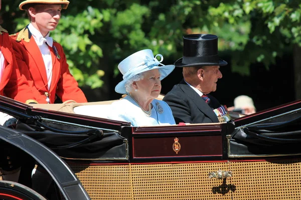 Ratu Elizabeth & Royal Family, Istana Buckingham, London Juni 2017- Trooping the Colour Prince Georges penampilan pertama di Balcony untuk Ulang Tahun Ratu Elizabeth, saham, foto, gambar, gambar, gambar, pers , — Stok Foto