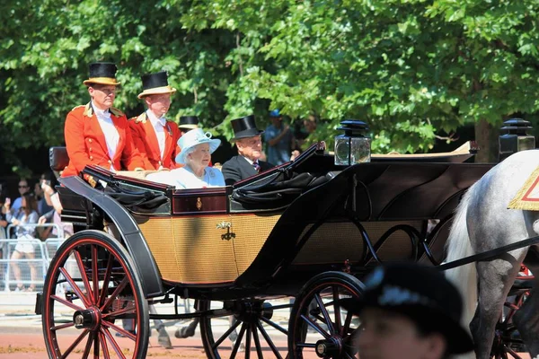 Queen Elizabeth & książę Filip, Londyn czerwca 2017-Trooping Elżbieta kolor i książę Filip wyświetlane na urodziny królowej Elizabeths, 17 czerwca 2017 Londyn, Wielka Brytania — Zdjęcie stockowe