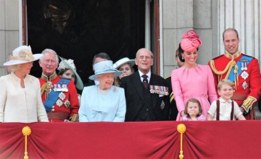 Queen Elizabeth & Royal Family, Buckingham Palace, Londra Haziran 2017- Queen Elizabeth'in Doğum Günü için Renkli Prens George William, Kate & Charlotte Balkon 17 Haziran, stok, fotoğraf, fotoğraf, resim, resim, basın, 