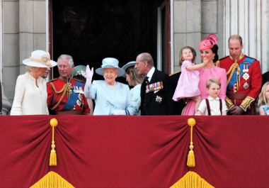 Elizabeth ve Kraliyet ailesi, Buckingham Sarayı, Londra Haziran 2017-günlerdir renk Prince George William Kraliçe, harry, Kate ve Charlotte balkon olan Queen Elizabeth's doğum günü 17 Haziran 2017 için Londra, İngiltere