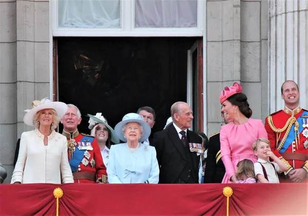 Elizabeth ve Kraliyet ailesi, Buckingham Sarayı, Londra Haziran 2017-günlerdir renk Prince George William Kraliçe, harry, Kate ve Charlotte balkon olan Queen Elizabeth's doğum günü 17 Haziran 2017 için Londra, İngiltere — Stok fotoğraf
