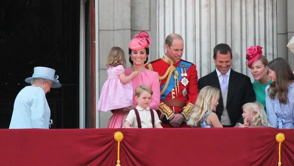 Koningin Elizabeth & koninklijke familie, Buckingham Palace, Londen juni 2017-Prins William, George, Kate en prinses Charlotte tijdens Trooping de kleur-balkon voor koningin Elizabeth's verjaardag juni 17, 2017 Londen, UK voorraad, foto, fotograaf, afbeelding, pic — Stockfoto