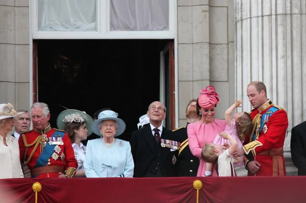 Ratu Elizabeth & Keluarga Kerajaan, Istana Buckingham, London Juni 2017- Trooping the Colour Prince George William, harry, Kate & Charlotte Balcony untuk Ratu Elizabeth 's Birthday 17 Juni 2017 London, Inggris — Stok Foto