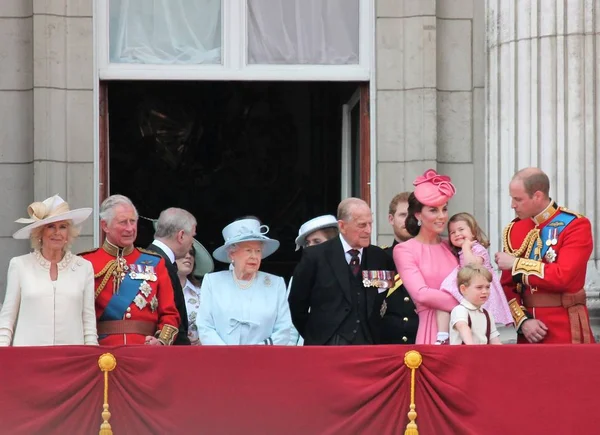 Βασίλισσα Ελισάβετ & βασιλικής οικογένειας, ανάκτορα του Μπάκιγχαμ, Λονδίνο, Ιούνιος 2017-συγκέντρωση το χρώμα Prince George William, ο Χάρι, Kate & Charlotte μπαλκόνι για τα γενέθλια της Βασίλισσας Ελισάβετ της 17 Ιουνίου 2017 Λονδίνο, Ηνωμένο Βασίλειο — Φωτογραφία Αρχείου