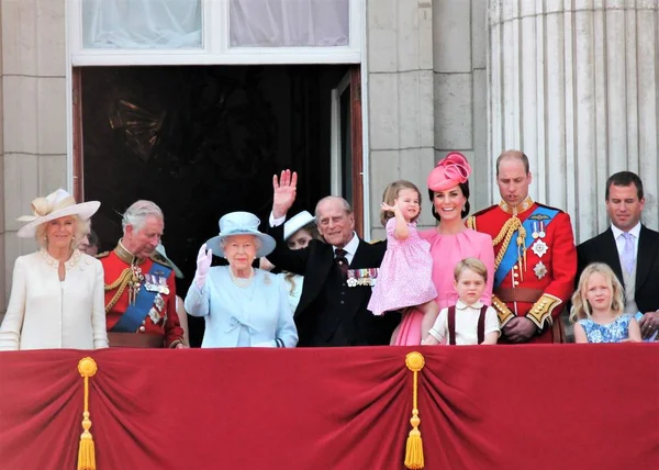 Queen Elizabeth & koninklijke familie, Buckingham Palace, Londen juni 2017-Prins William, George, Philip, Charles, Charlotte, kate & Camilla, het balkon kleur voor Queen Elizabeth's verjaardag, 17 juni 2017 Trooping Londen, Uk — Stockfoto