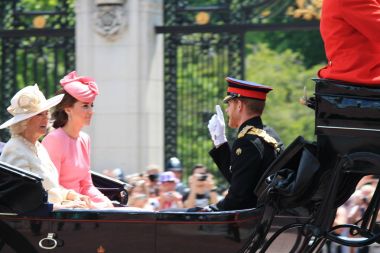 Prens Harry, Londra, İngiltere - 17 Haziran 2017: Prens Harry, Kate Middleton ve Camilla Parker Bowles, Queen Elizabeth'in resmi doğum günü münasebetiyle 2015'te renklerine batmak için açık bir vagonda. stok, fotoğraf, fotoğraf, resim, pictur