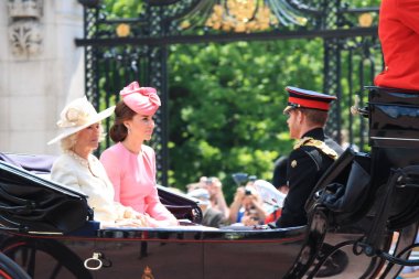 Prens Harry, Londra, İngiltere - 17 Haziran 2017: Prens Harry, Kate Middleton ve Camilla Parker Bowles, Queen Elizabeth'in resmi doğum günü münasebetiyle 2015'te renklerine batmak için açık bir vagonda. stok, fotoğraf, fotoğraf, resim, pictur