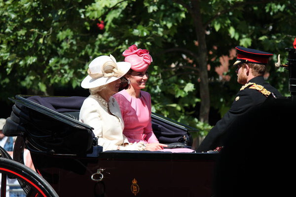 Цвет, Лондон, Англия - 17 июня 2017 года: Принц Гарри, Кейт Миддлтон и Камилла Паркер Боулз в открытом карете, цвет 2017 года для официального дня рождения королевы, Лондон, Великобритания
.