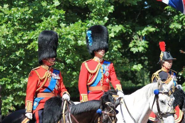 색상 병력, 런던, 영국, - 6 월 17 2017; 윌리엄 왕자, 찰스 왕자와 앤 공주가 제복 스톡, 사진, 사진, 이미지, 사진, 프레스를 입고 말에 컬러 퍼레이드를 펼치다, — 스톡 사진