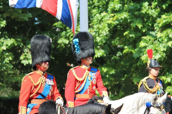 Renkli, Londra, İngiltere, günlerdir - 17 Haziran 2017; Üniformalı Atlı Prens William, Prens charles ve Prenses Anne renk günlerdir içinde geçit töreni — Stok fotoğraf