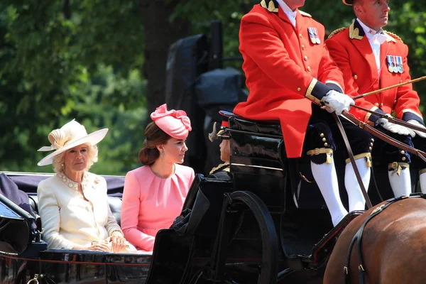 色を部隊 ロンドン イングランド 2017 ハリー王子 ケイト ミドルトンとカミラ パーカー ボウルズオープンキャリッジ クイーンズ公式の誕生日のための色2017を軍隊 — ストック写真