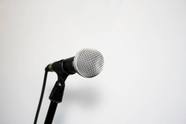 Kopya alanı ile stand beyaz arka plan üzerinde mikrofon 