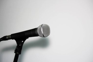 Kopya alanı ile stand beyaz arka plan üzerinde mikrofon 