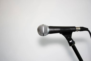 Kopya alanı ile stand beyaz arka plan üzerinde mikrofon 