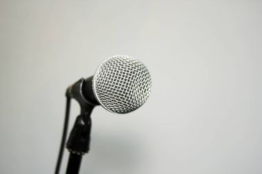 Kopya alanı ile stand beyaz arka plan üzerinde mikrofon 