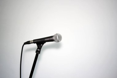 Kopya alanı ile stand beyaz arka plan üzerinde mikrofon 