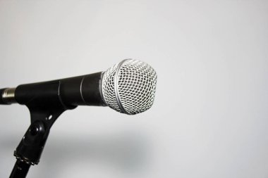 Kopya alanı ile stand beyaz arka plan üzerinde mikrofon 