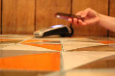 temassız ödeme telefon pdq ödemek için kredi kartı tutan el ile