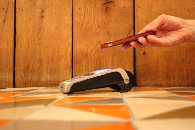 temassız ödeme telefon pdq ödemek için kredi kartı tutan el ile