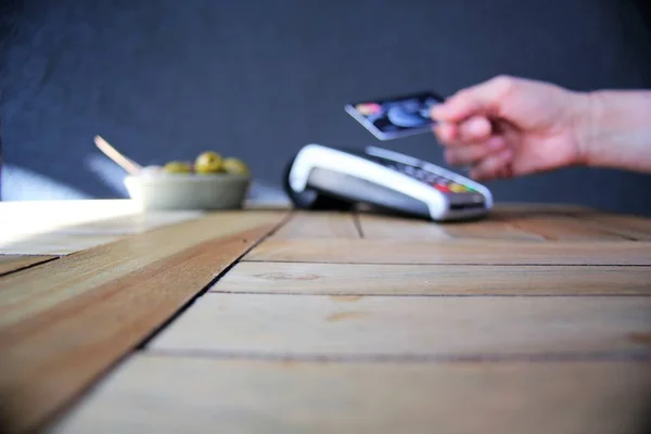 Безконтактна платіжна картка pdq фонове місце з рукою, що тримає кредитну картку для оплати — стокове фото