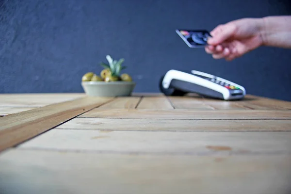 Espacio de copia de fondo pdq tarjeta de pago sin contacto con la mano celebración de la tarjeta de crédito para pagar —  Fotos de Stock