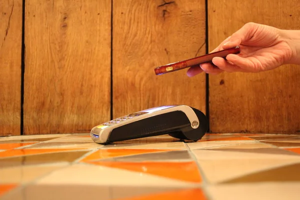 temassız ödeme telefon pdq ödemek için kredi kartı tutan el ile