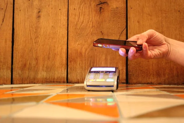 temassız ödeme telefon pdq ödemek için kredi kartı tutan el ile