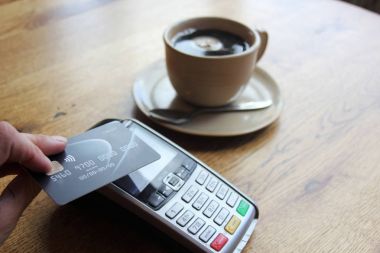 temassız ödeme kartı PDQ programının arka plan kopya alanı ile el hol