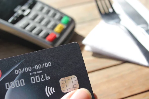 Carta di pagamento contactless pdq sfondo copia spazio con alcol mano — Foto Stock