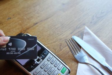 temassız ödeme telefon pdq ödemek için tutan el ile