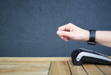 temassız ödeme akıllı saat izlemek pdq nfc arka plan kopya alanı stok, fotoğraf, fotoğraf, resim, resim,