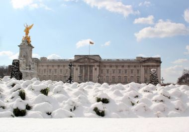 Buckingham Sarayı, londra, İngiltere, 2 Mart 2018 - Buckingham sarayı karda, doğudan gelen canavar fırtına sally stok, fotoğraf, fotoğraf, resim, resim karşılar,