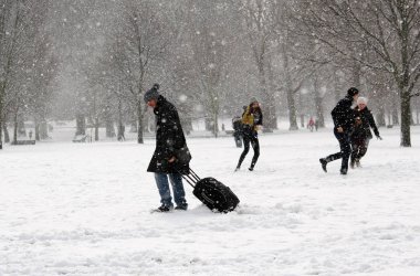 Londra, Birleşik Krallık, 2 Mart 2018 - yeşil çanta canavar Doğu'dan çekerek comuters yürüyüş fırtına sally karşılar gibi karla kaplı Park