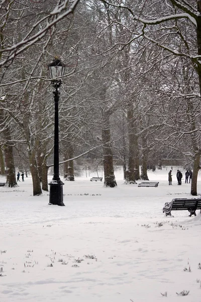 London Wielka Brytania Marca 2018 Green Park Pokryte Śniegiem Comuters — Zdjęcie stockowe