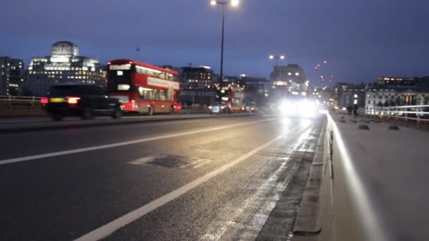 Londyński Autobus Czerwony Waterloo Bridge Piętrowy Czarny London Taxi Cab — Wideo stockowe