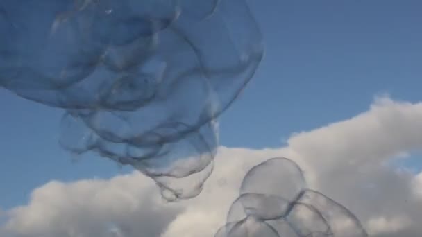 そよ風に浮かぶ空の浮遊物の泡石鹸の泡は 石鹸ストック映像ビデオクリップクリップ — ストック動画