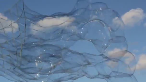 Φυσαλίδες Στον Ουρανό Float Επιπλέουν Στο Αεράκι — Αρχείο Βίντεο