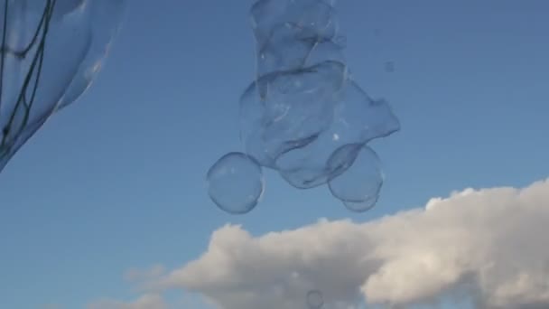 Bubbels Drijvende Zeepbellen Drift Blauwe Hemel Met Wolken — Stockvideo