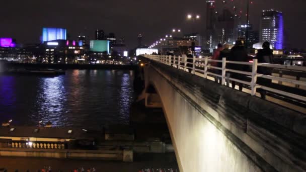 Londýnský Autobus Taxík Waterloo Bridge Londýn Britský Skladový Videoklip — Stock video