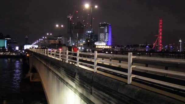 Autobús Taxi Waterloo Bridge Londres Reino Unido — Vídeos de Stock