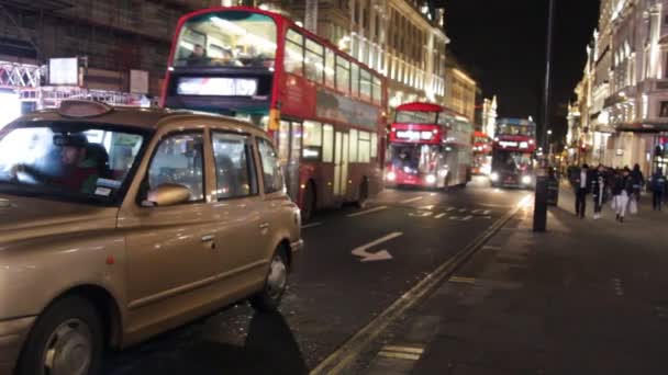 伦敦巴士出租车 Taxi Bus London 2019年2月13日 一辆黑色出租车出租车红色电话亭在英格兰伦敦斯特兰德路的夜晚 旅游地标度假地点伦敦黑色出租车库存 — 图库视频影像
