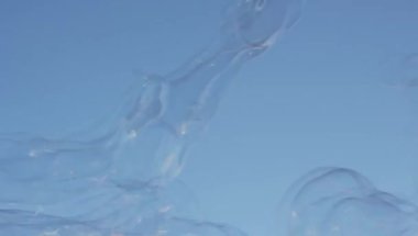 bulutlar stok, fotoğraf, fotoğraf, resim, resim ile mavi gökyüzünde sabun sürüklenme yüzen kabarcıklar,