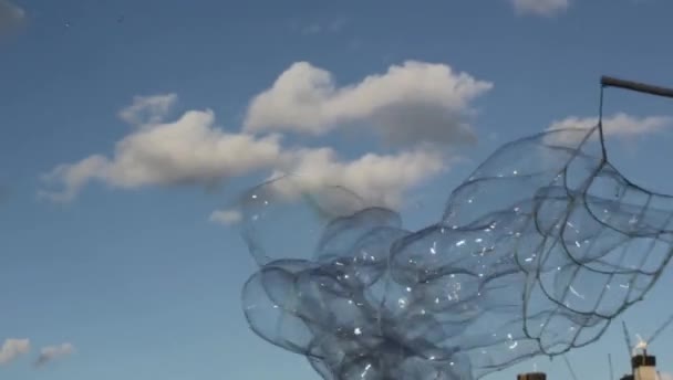 Burbujas Burbujas Jabón Flotante Deriva Cielo Azul Con Nubes — Vídeo de stock