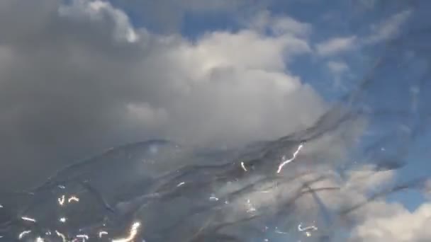 Φυσαλίδες Επιπλέουν Σαπουνόφουσκες Drift Στο Μπλε Του Ουρανού Σύννεφα — Αρχείο Βίντεο