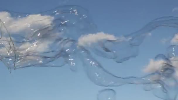 Φυσαλίδες Επιπλέουν Σαπουνόφουσκες Drift Στο Μπλε Του Ουρανού Σύννεφα — Αρχείο Βίντεο