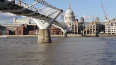 Millenium Köprüsü, St Paul Katedrali, Londra, İngiltere, İngiltere - gerçek zamanlı - 15 Mart 2018 hisse senedi görüntüleri video klip