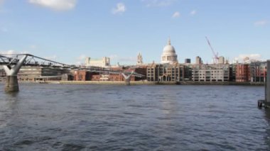 Millenium Köprüsü, St Paul Katedrali, Londra, İngiltere, İngiltere - gerçek zamanlı - 15 Mart 2018 hisse senedi görüntüleri video klip
