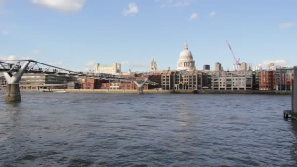 Millenium Bridge Paul Cathedral Londyn Anglia Wielka Brytania Czasie Rzeczywistym — Wideo stockowe