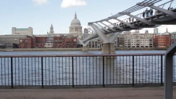 Millenium Bridge Paul Cathedral London England Реальном Времени Марта 2018 — стоковое видео